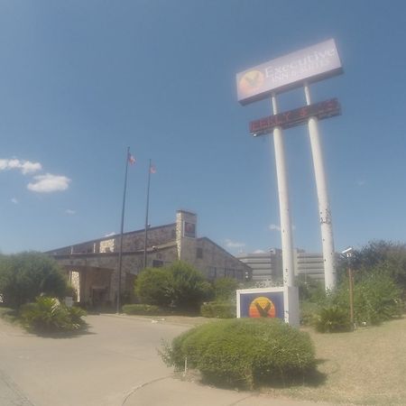 Executive Inn And Suites Уако Екстериор снимка